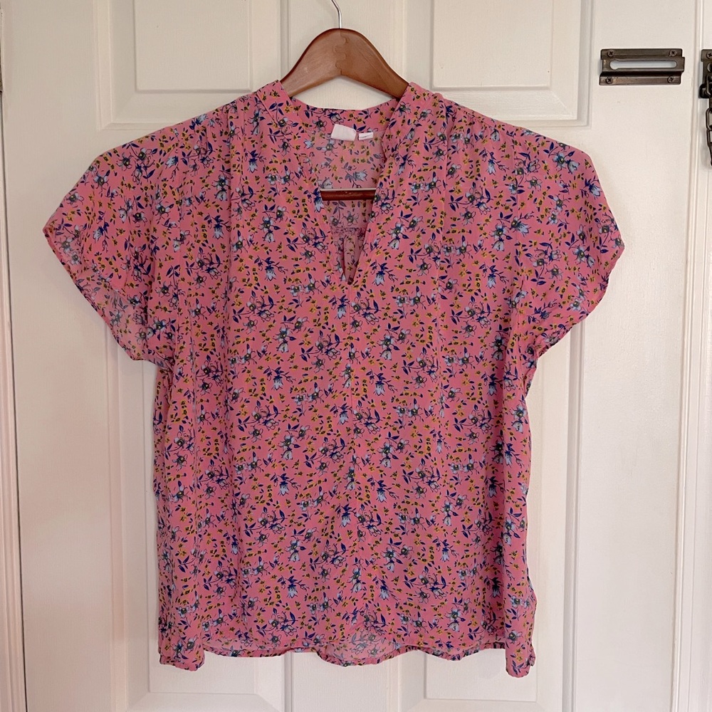 GAP XL Button down, short sleeved, v neck flowered blouse